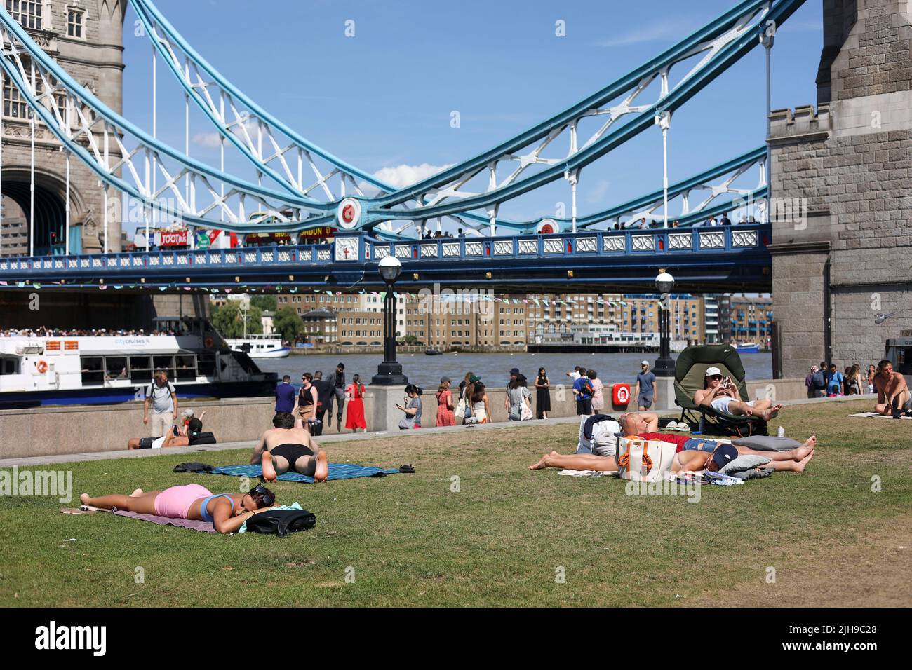 Londra, Regno Unito. 16th luglio 2022. La gente è vista godendosi il tempo caldo nell'area di London Bridge. Il Regno Unito sta abbracciando il clima più caldo mai dovuto all'impatto dei cambiamenti climatici. Si prevede che le temperature aumenteranno a 40 gradi a Londra il lunedì. L'Ufficio MET ha emesso un allarme per le condizioni meteorologiche rosse e ha messo in guardia i cittadini circa il rischio di morte in condizioni di clima caldo estremo. (Credit Image: © Hesther ng/SOPA Images via ZUMA Press Wire) Foto Stock