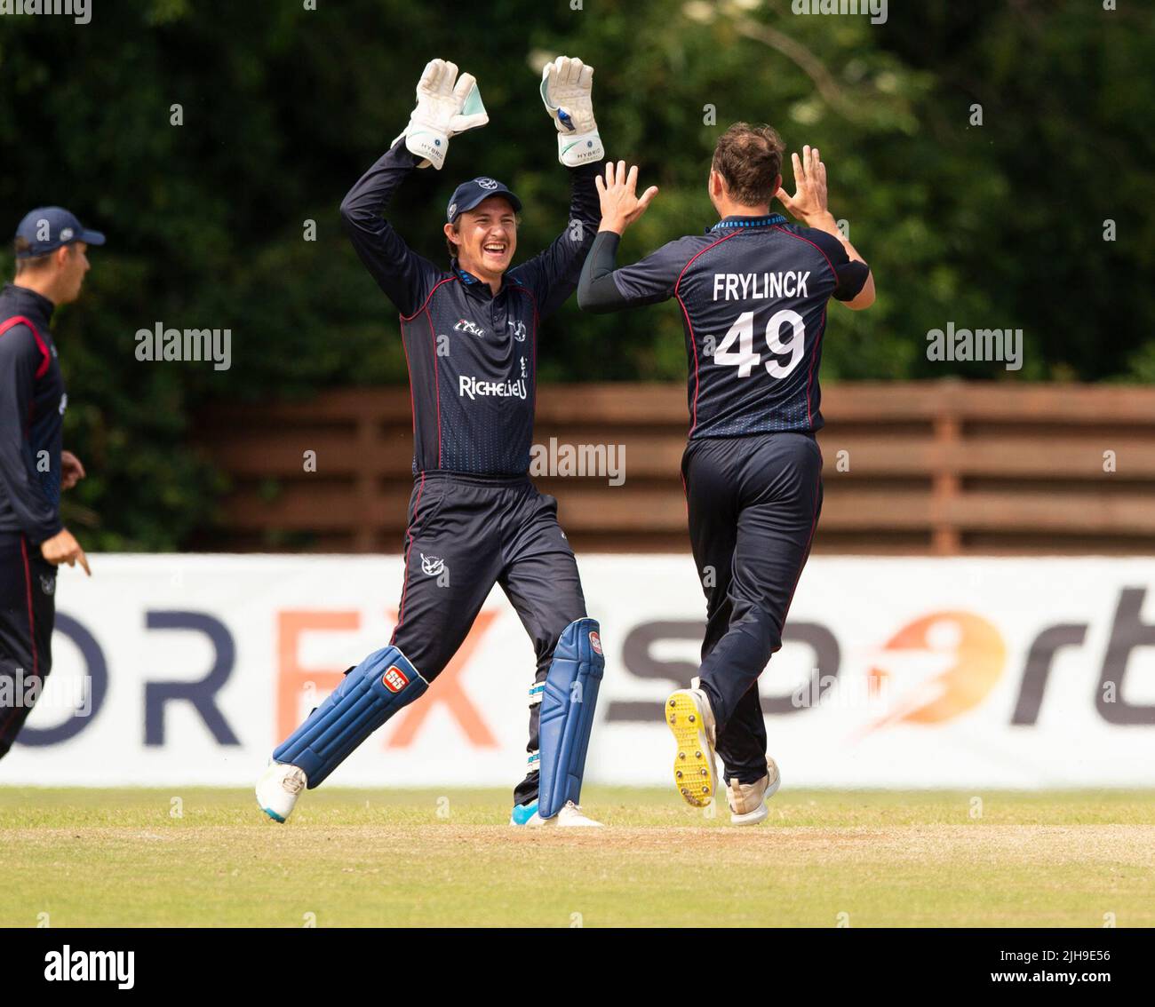 Ayr, Regno Unito. 16th luglio 2022. ICC Men's Cricket World Cup League 2 - Nepal / Namibia 16/7/22. Il Nepal prende la Namibia per la seconda volta nella ICC Men's Cricket World Cup League 2 a Cambusdoon, Ayr. PIC show: Namibia wicket keeper, Zane Green, si congratula con Jan Frylinck per aver preso il wicket di NepalÕs Kushal Bhurtel per 0 corse Credit: Ian Jacobs/Alamy Live News Foto Stock
