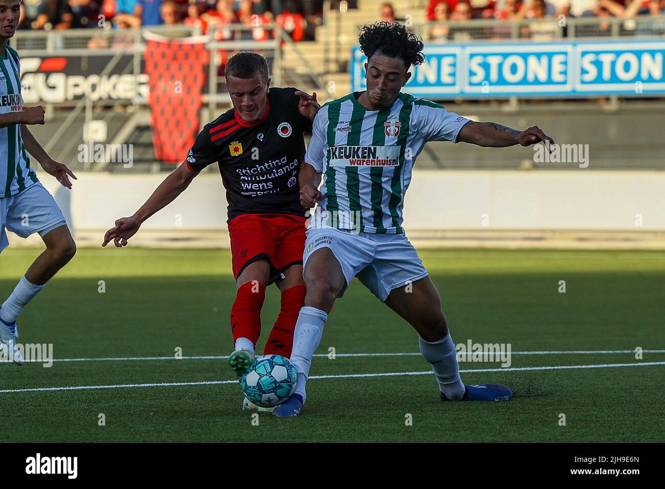 ROTTERDAM, PAESI BASSI - LUGLIO 16: Luuk Ammiraal di Excelsior Rotterdam e Ruggero Mannes del FC Dordrecht durante la partita Club friendly tra Excelsior Rotterdam e FC Dordrecht allo stadio Van Dongen de Roo il 16 Luglio 2022 a Rotterdam, Paesi Bassi (Foto di Herman Dingler/Orange Pictures) Foto Stock