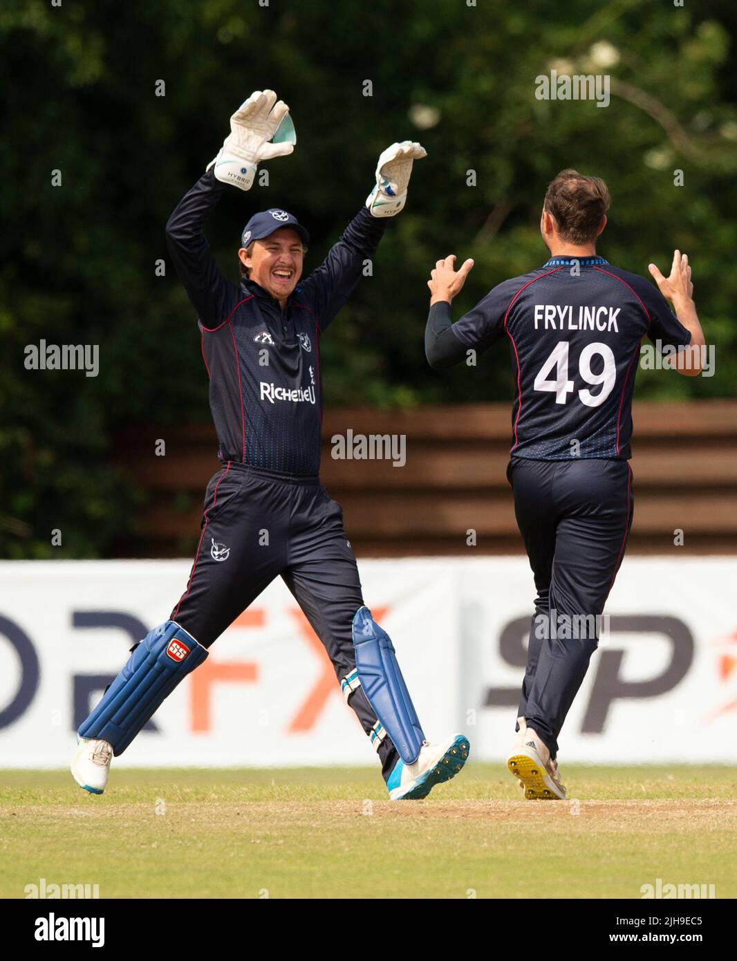 Ayr, Regno Unito. 16th luglio 2022. ICC Men's Cricket World Cup League 2 - Nepal / Namibia 16/7/22. Il Nepal prende la Namibia per la seconda volta nella ICC Men's Cricket World Cup League 2 a Cambusdoon, Ayr. PIC mostra: Il guardiano Namibia, Zane Green, si congratula con Jan Frylinck per aver preso il cazzo di NepalÕs Kushal Bhurtel per 0 corse. Credit: Ian Jacobs/Alamy Live News Foto Stock
