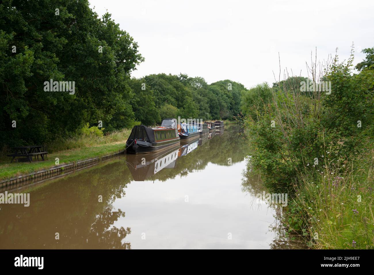 Barche strette ormeggiate sul ramo di Middlewich del canale Shropshire Union, Cheshire, NW UK Foto Stock