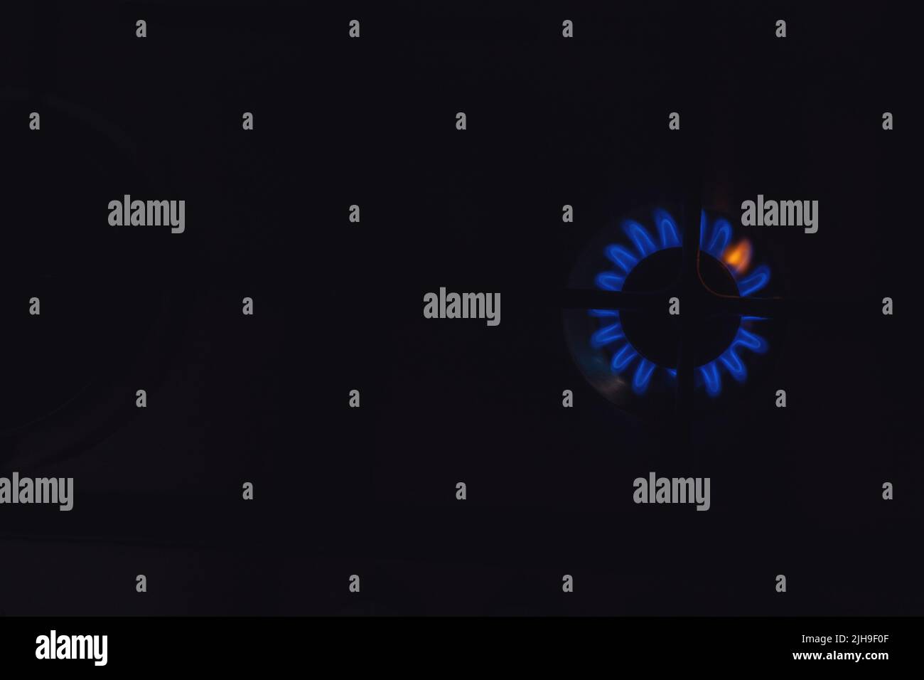 Primo piano di fiamma a gas blu sulla cucina domestica. Fornello a gas con fiamme accese Foto Stock