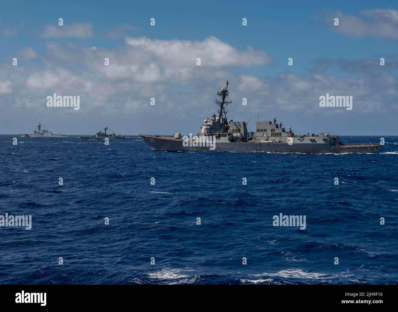 OCEANO PACIFICO (13 luglio 2022) da sinistra a destra: Il cacciatorpediniere di classe Legend USCGC Midgett (WMSL 757), la corvette BAP Guise della Marina peruviana (CC 28) e il cacciatorpediniere missilistico guidato di classe Arleigh Burke USS Chafee (DDG 90) transitano in formazione accanto al cacciatorpediniere missilistico guidato di classe Arleigh Burke USS Gridley (DDG 101) come parte della Task Force 175 (RIMPAC 2022). Ventisei nazioni, 38 navi, quattro sottomarini, più di 170 aerei e 25.000 persone partecipano a RIMPAC dal 29 giugno al 4 agosto nelle isole Hawaiane e nella California meridionale. Il lar del mondo Foto Stock