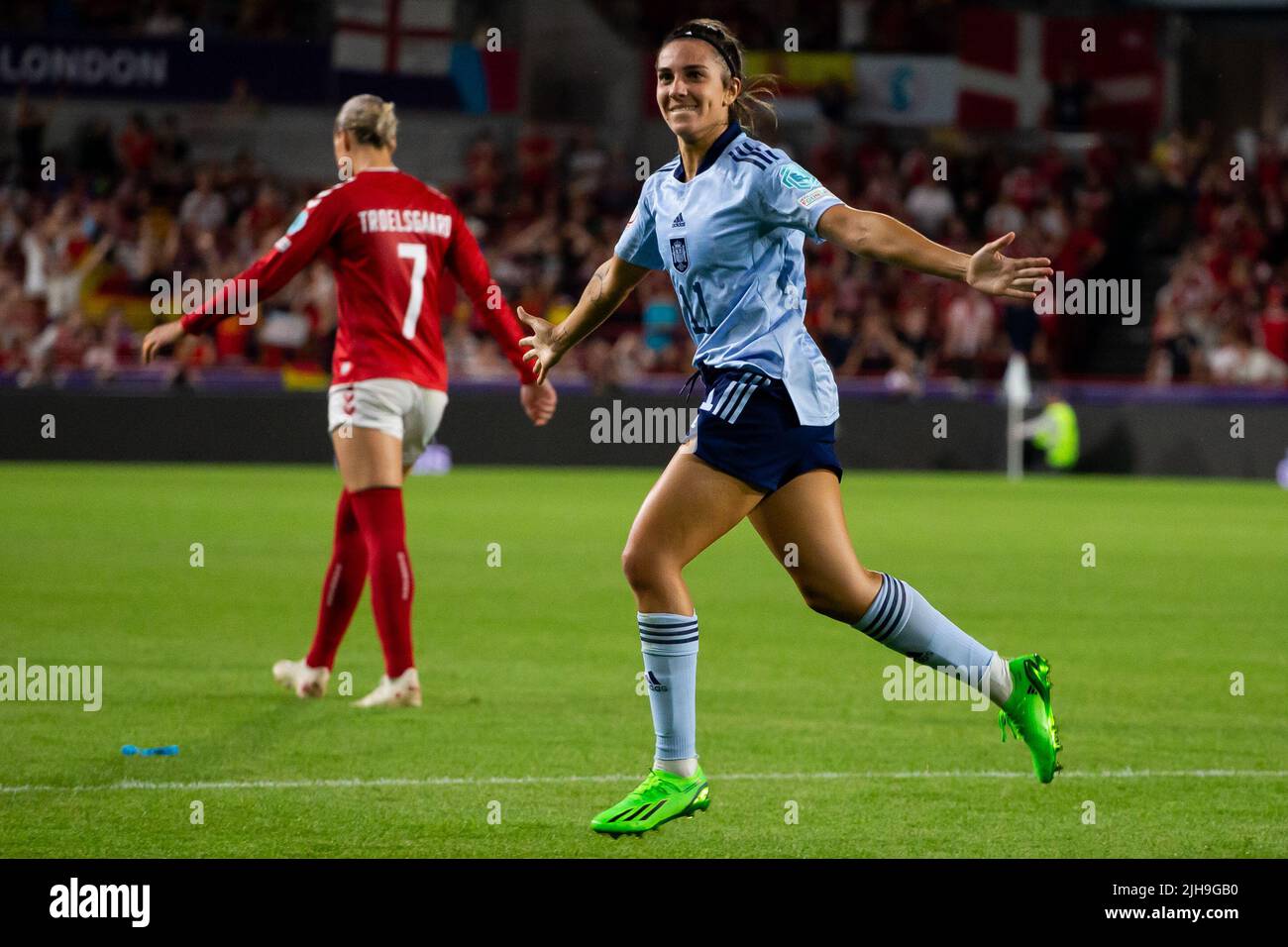 Marta Cardona di Spagna festeggia dopo aver segnato durante la partita UEFA Women European Championship tra Danimarca Women e Spagna al Brentford Community Stadium di Brentford sabato 16th luglio 2022. (Credit: Federico Maranesi | MI News) Credit: MI News & Sport /Alamy Live News Foto Stock