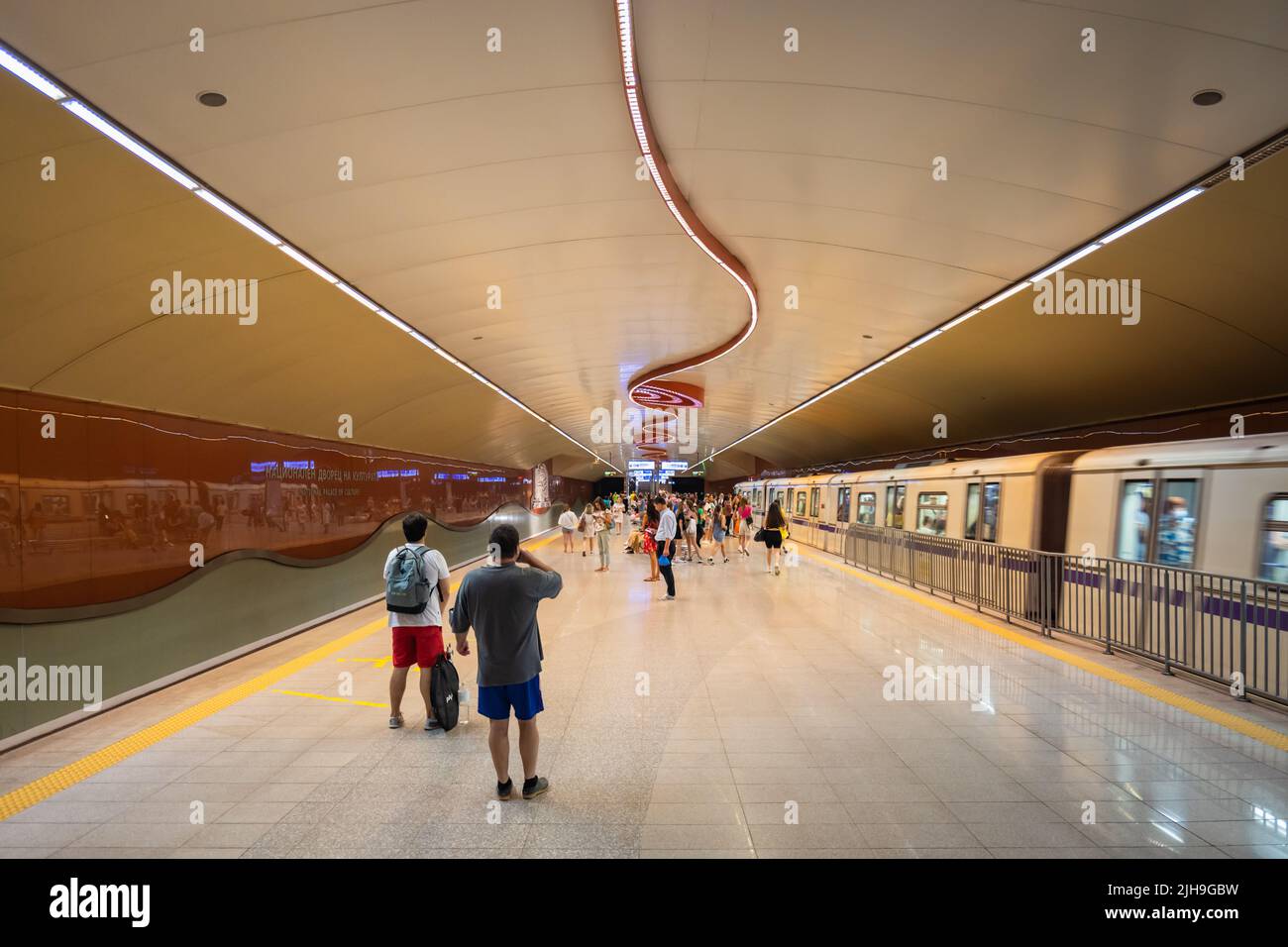 Sofia, Bulgaria - Luglio 2022: Stazione della metropolitana di Sofia con treno della metropolitana presso la stazione metropolitana del Palazzo Nazionale della Cultura Sofia in Bulgaria Foto Stock