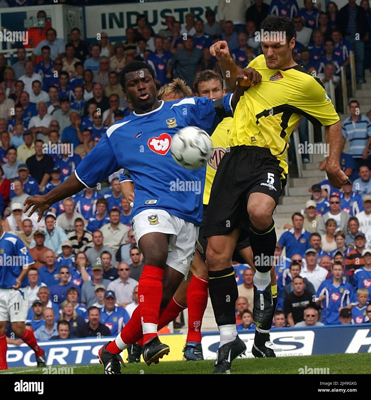 PORTSMOUTH V ASTON VILLA 16-08-03 YAKUBU E ALPAY OZALAN PIC MIKE WALKER, 2003 Foto Stock