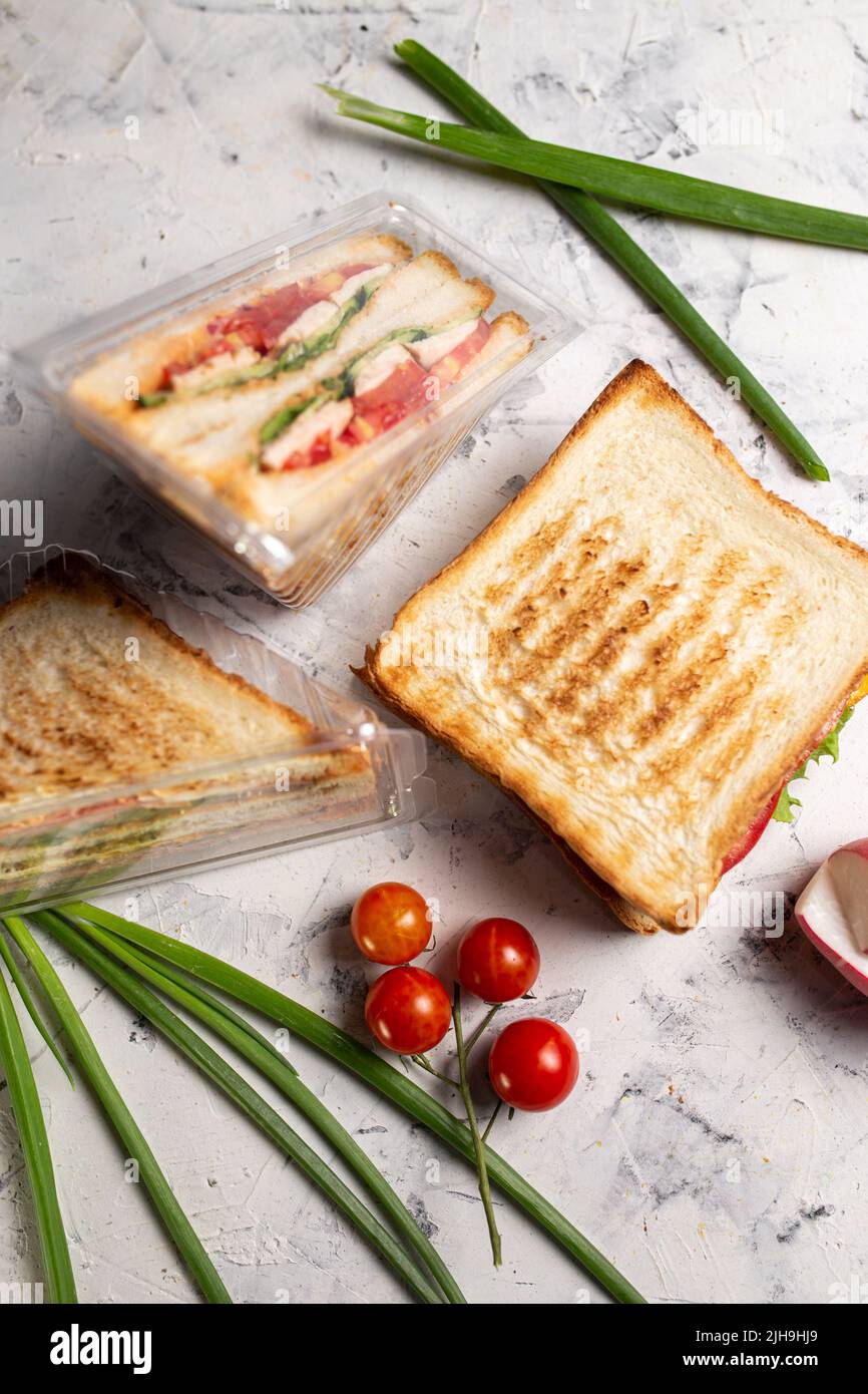Classico club sandwich con prosciutto e pancetta Vista dall'alto Foto Stock