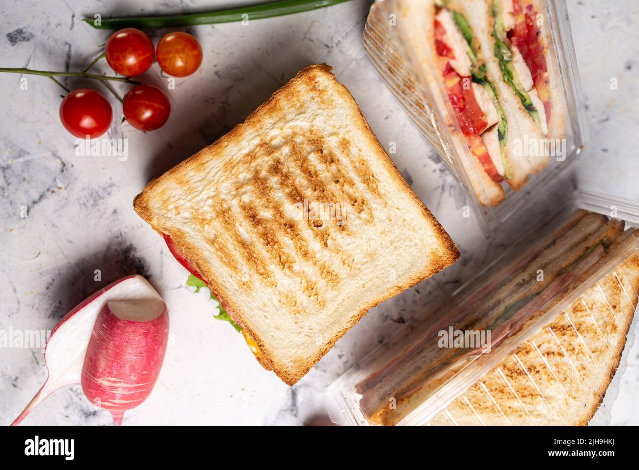 Classico club sandwich con prosciutto e pancetta Vista dall'alto Foto Stock