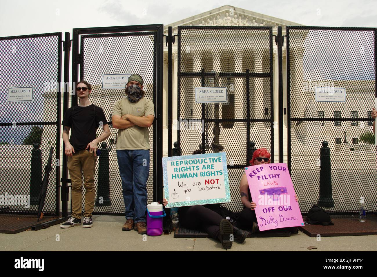 Washington, DC, 16 lug 2022, i manifestanti Pro-Choice hanno in mano i cartelli di fronte al Palazzo della Corte Suprema degli Stati Uniti tra le dimostrazioni in corso sulla scia dello rovesciamento di Roe contro Wade. Credit: Philip Yabut/Alamy Live News Foto Stock