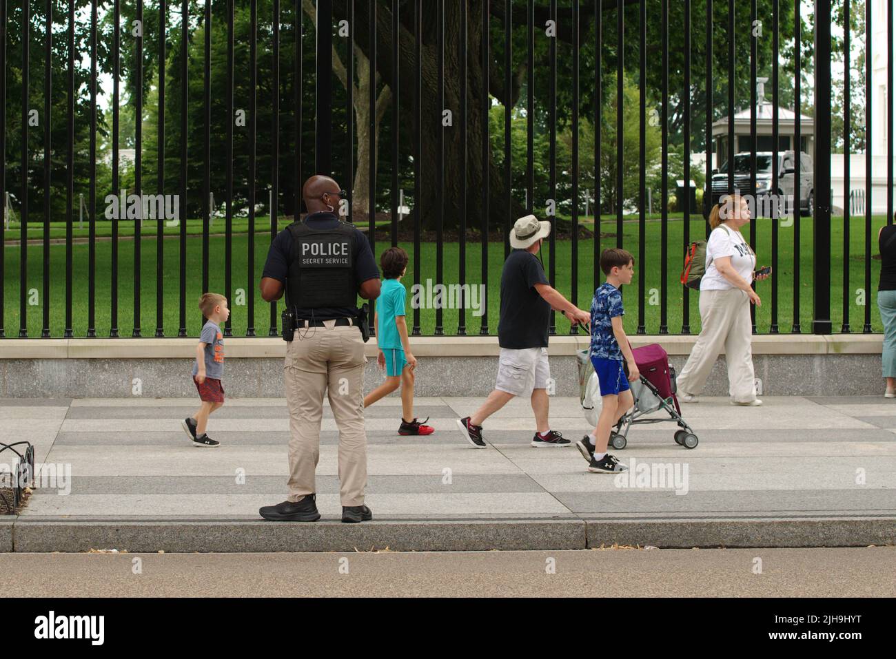 Washington, DC, 16 luglio 2022, Un ufficiale di servizio segreto uniforme guarda i turisti sul marciapiede fuori la Casa Bianca. Credit: Philip Yabut/Alamy Live News Foto Stock