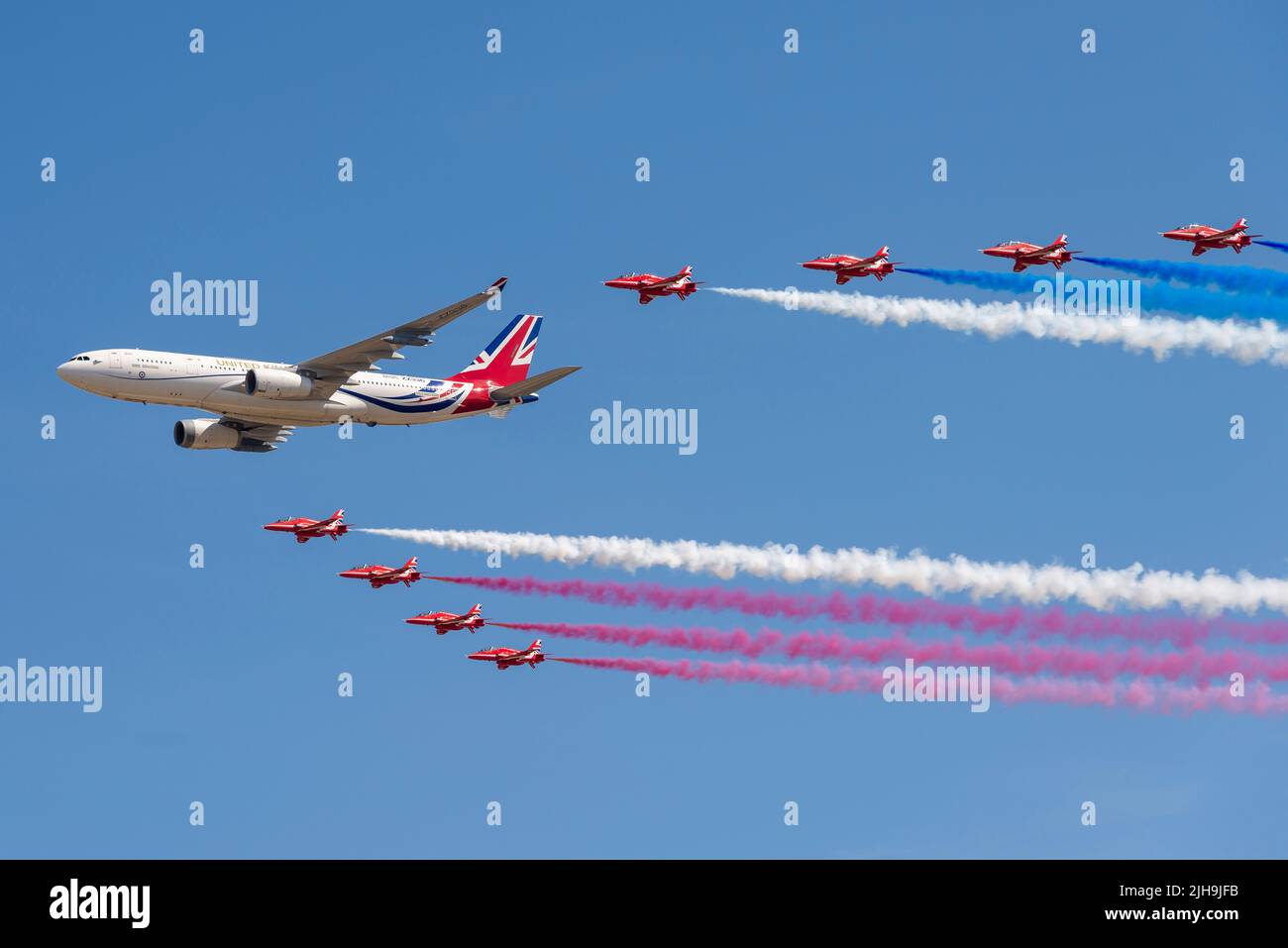 RAF Fairford, Gloucestershire, Regno Unito. 16th Lug 2022. Uno dei più grandi spettacoli aerei del mondo è tornato dopo una pausa di 3 anni a causa della pandemia che ha portato le forze aeree internazionali, le squadre espositore e le enormi folle nei Cotswolds. RAF Airbus A330 Voyager VIP jet di nome Vespina, soprannominato "Boris Force One" con il team di visualizzazione Red Arrows Foto Stock