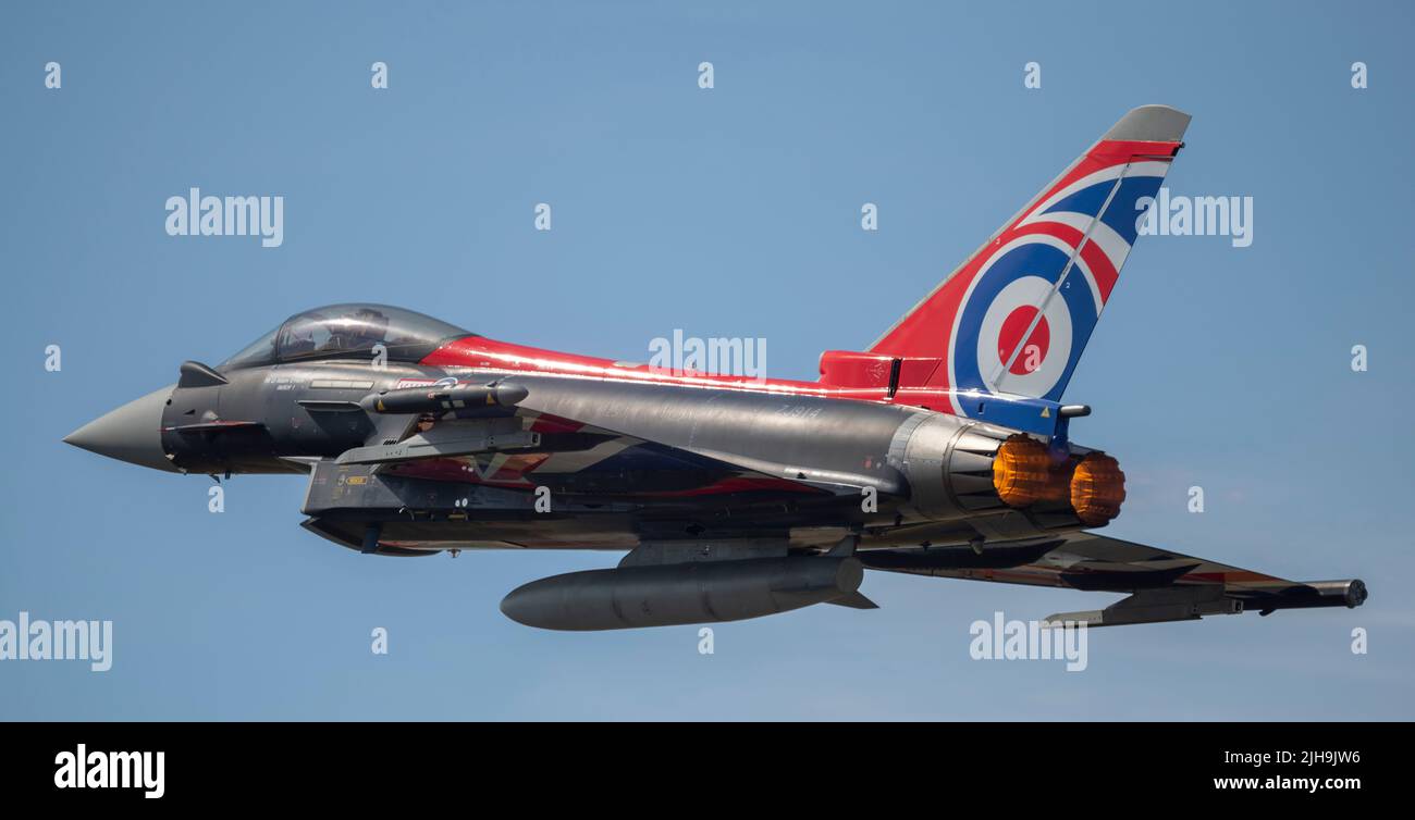 RAF Fairford, Gloucester, Regno Unito. 16 luglio 2022. Diverse centinaia di aerei militari di tutte le forme e dimensioni, provenienti da tutte le epoche e paesi del mondo, si riuniscono per una delle più grandi esposizioni aeree del mondo. Immagine: I jet veloci hanno messo nei loro passi, tra cui il colorato Eurofighter Typhoon FGR4, No 29 Squadron, RAF Coningsby. Credit: Malcolm Park/Alamy Live News Foto Stock