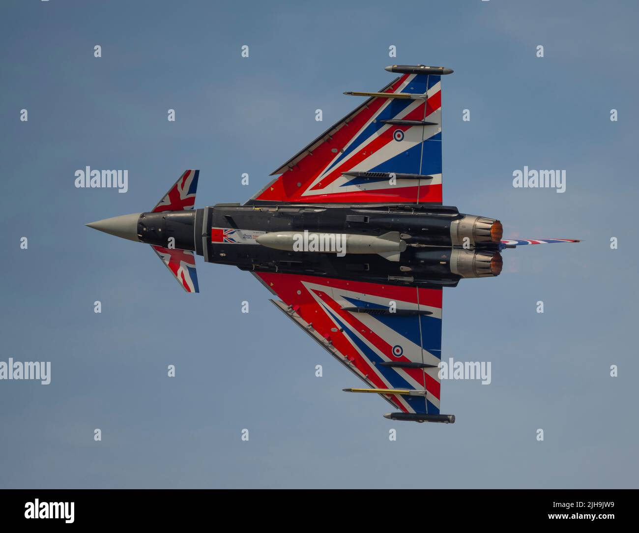 RAF Fairford, Gloucester, Regno Unito. 16 luglio 2022. Diverse centinaia di aerei militari di tutte le forme e dimensioni, provenienti da tutte le epoche e paesi del mondo, si riuniscono per una delle più grandi esposizioni aeree del mondo. Immagine: I jet veloci hanno messo nei loro passi, tra cui il colorato Eurofighter Typhoon FGR4, No 29 Squadron, RAF Coningsby. Credit: Malcolm Park/Alamy Live News Foto Stock