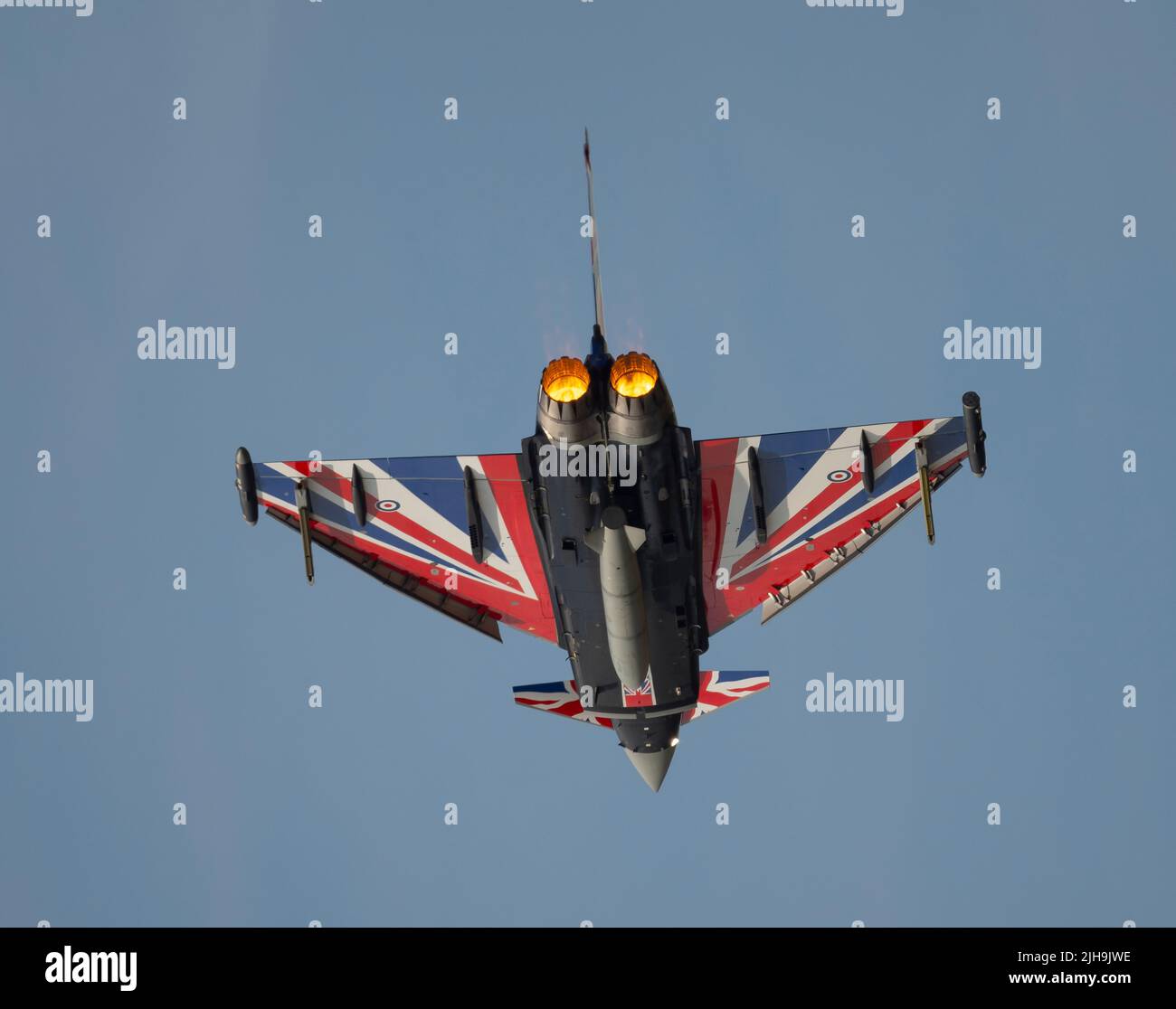RAF Fairford, Gloucester, Regno Unito. 16 luglio 2022. Diverse centinaia di aerei militari di tutte le forme e dimensioni, provenienti da tutte le epoche e paesi del mondo, si riuniscono per una delle più grandi esposizioni aeree del mondo. Immagine: I jet veloci hanno messo nei loro passi, tra cui il colorato Eurofighter Typhoon FGR4, No 29 Squadron, RAF Coningsby. Credit: Malcolm Park/Alamy Live News Foto Stock