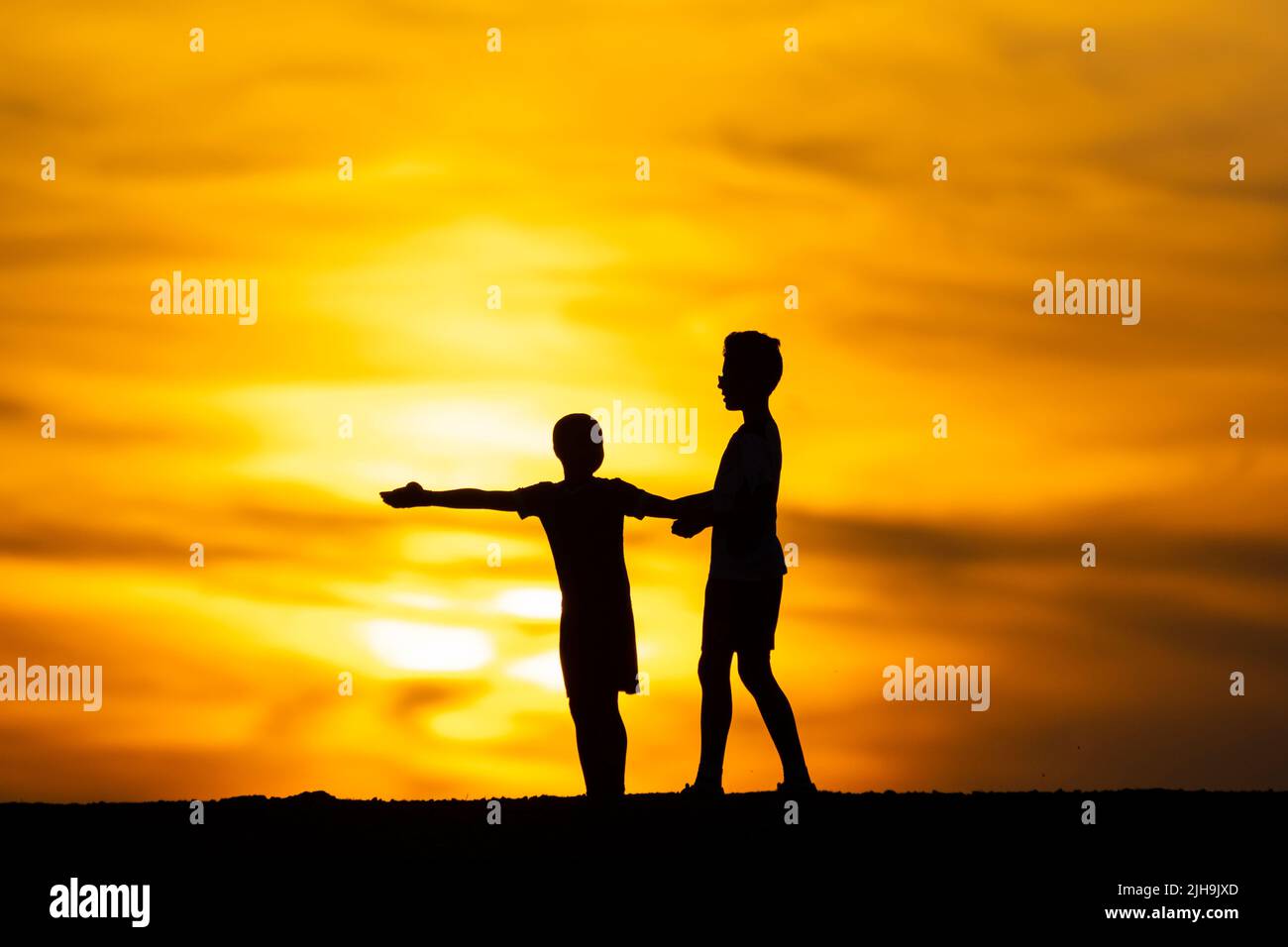 Londra, Regno Unito. 16 luglio 2022. Tempo del Regno Unito – i ragazzi ammirano il tramonto a Northala Fields, nella zona ovest di Londra, in un giorno in cui le temperature sono salite a 28C. L’Agenzia per la sicurezza sanitaria del Regno Unito (UKHSA) ha aumentato il suo avvertimento sulla salute del calore al livello 4, una “emergenza nazionale” e il MET Office ha emesso il suo primo avvertimento rosso per lunedì e martedì per gran parte dell’Inghilterra, con temperature che dovrebbero salire a 40C. Credit: Stephen Chung / Alamy Live News Foto Stock