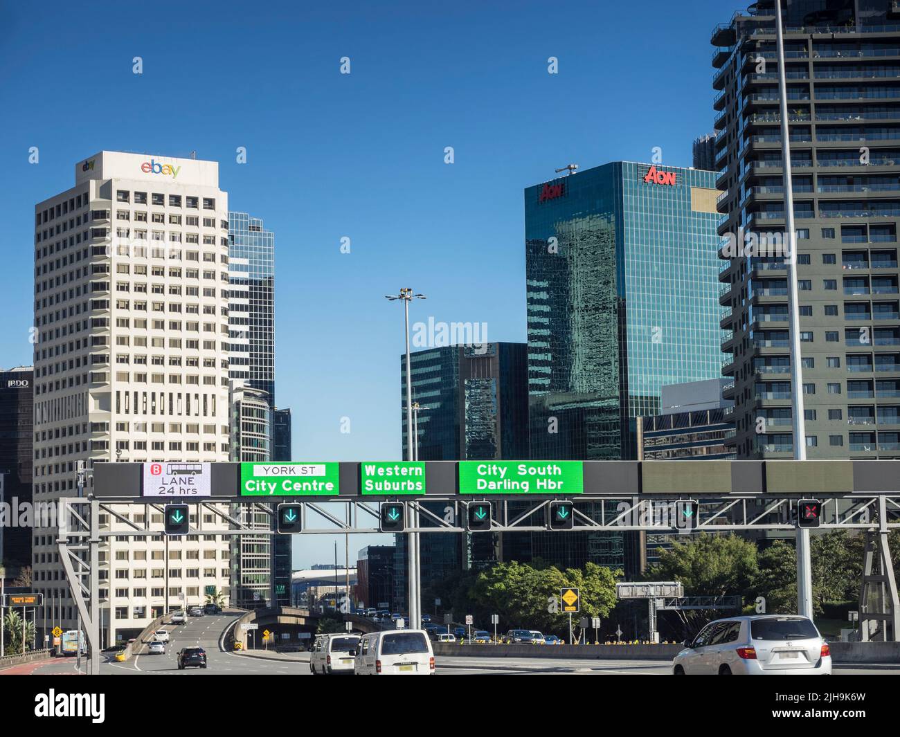 Linee di demarcazione della superstrada all'entrata del CBD di Sydney dal Ponte dell'Harbour. Foto Stock