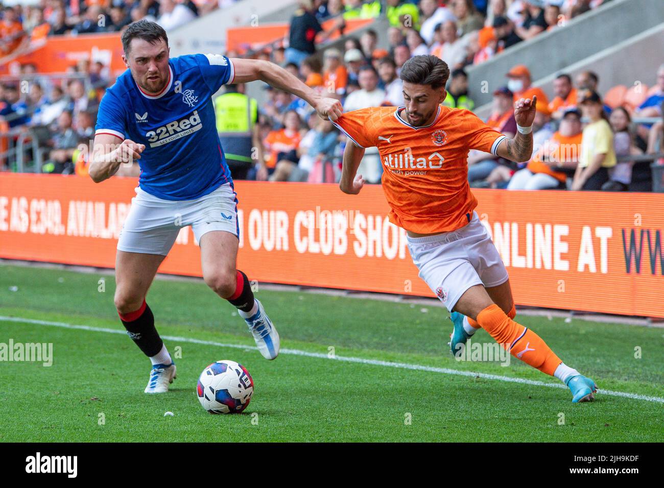 Owen Dale #7 di Blackpool e John Souttar #16 di Rangers battaglie per la palla in, il 7/16/2022. (Foto di Craig Thomas/News Images/Sipa USA) Credit: Sipa USA/Alamy Live News Foto Stock