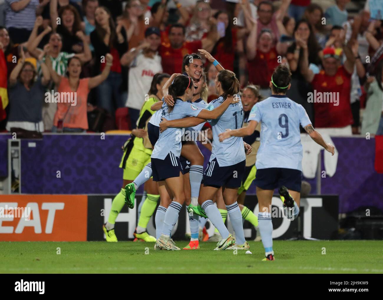 16th luglio 2022, Community Stadium, Brentford, Londra, Inghilterra: Torneo di calcio internazionale femminile europeo; Danimarca contro Spagna; Marta Cardona di Spagna celebra con i suoi compagni di squadra dopo aver segnato il suo calcio di lato 1st in 90th minuti per renderlo 0-1 Foto Stock