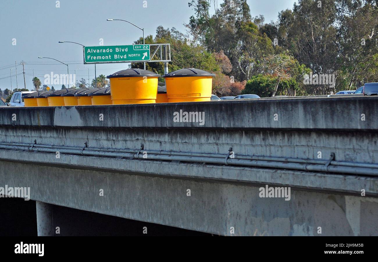 Barriere di sicurezza gialle barili su 880 Freway a Union City, California Foto Stock