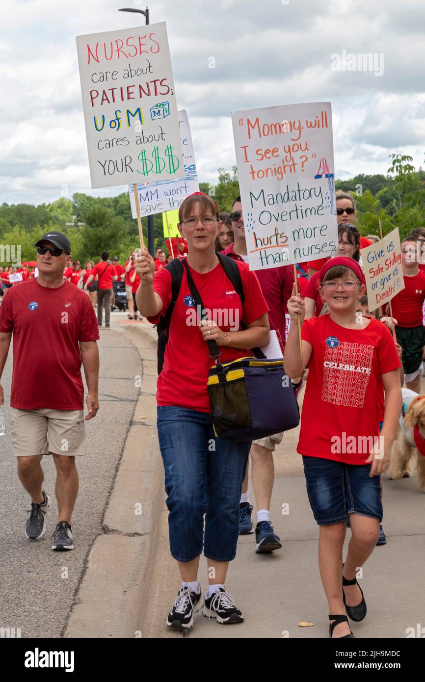 Ann Arbor, Michigan, Stati Uniti. 16th luglio 2022. Più di mille infermieri e sostenitori della comunità hanno picchettato l'ospedale dell'Università del Michigan, protestando contro il piede della direzione nelle trattative contrattuali sindacali. La Michigan Nurses Association vuole eliminare gli straordinari obbligatori e migliorare le condizioni di lavoro gli infermieri dicono di influenzare negativamente la cura del paziente. Credit: Jim West/Alamy Live News Foto Stock