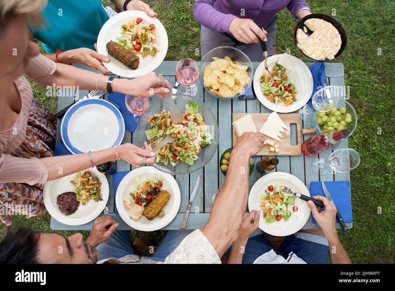 Vista dall'alto del concetto Friends Friendship Outdoor Dining People. Gruppo di persone insieme in cantiere. Foto Stock