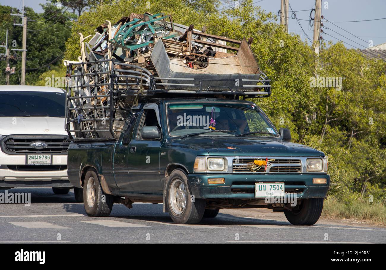 BANGKOK, THAILANDIA, Apr 29 2022, Un pick up auto a pieno carico guida sulla strada Foto Stock