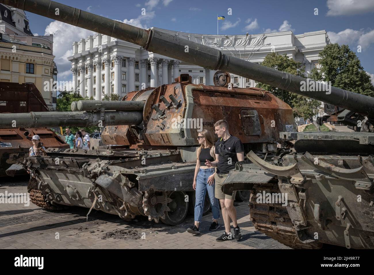 Kiev, Kiev Oblast, Ucraina. 16th luglio 2022. I membri del pubblico interagiscono con le installazioni di carri armati danneggiati e armi acquistate dal campo di battaglia al centro di Kyiv, mentre la Russia inneggia il bombardamento delle città in tutta l'Ucraina. (Credit Image: © ed RAM/ZUMA Press Wire) Foto Stock