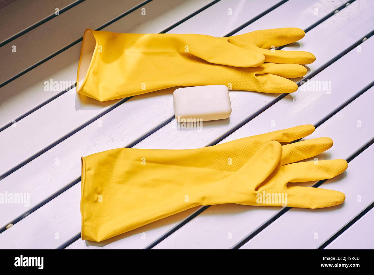 Guanti protettivi gialli in gomma e sapone. Un set per lavare qualsiasi cosa Foto Stock