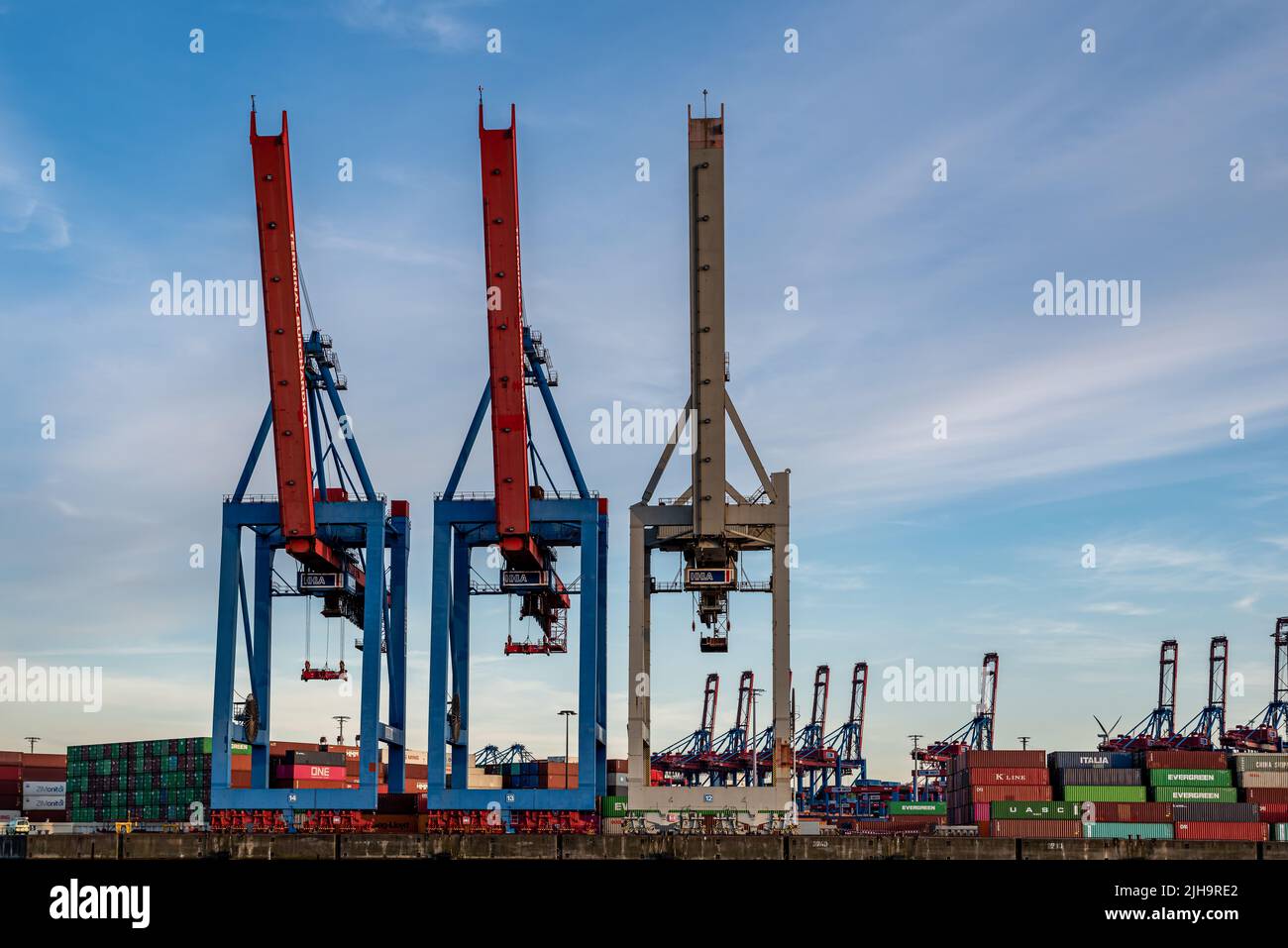 Amburgo, germania - 05 15 2022: Vista delle gru per container nel porto di Amburgo Foto Stock