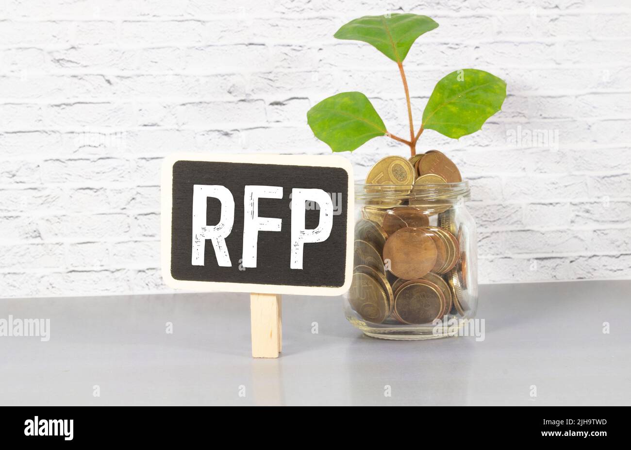 Richiesta di proposta - documento che sollecita la proposta e fatta attraverso un processo di offerta, concetto di testo sulla scheda. Foto Stock