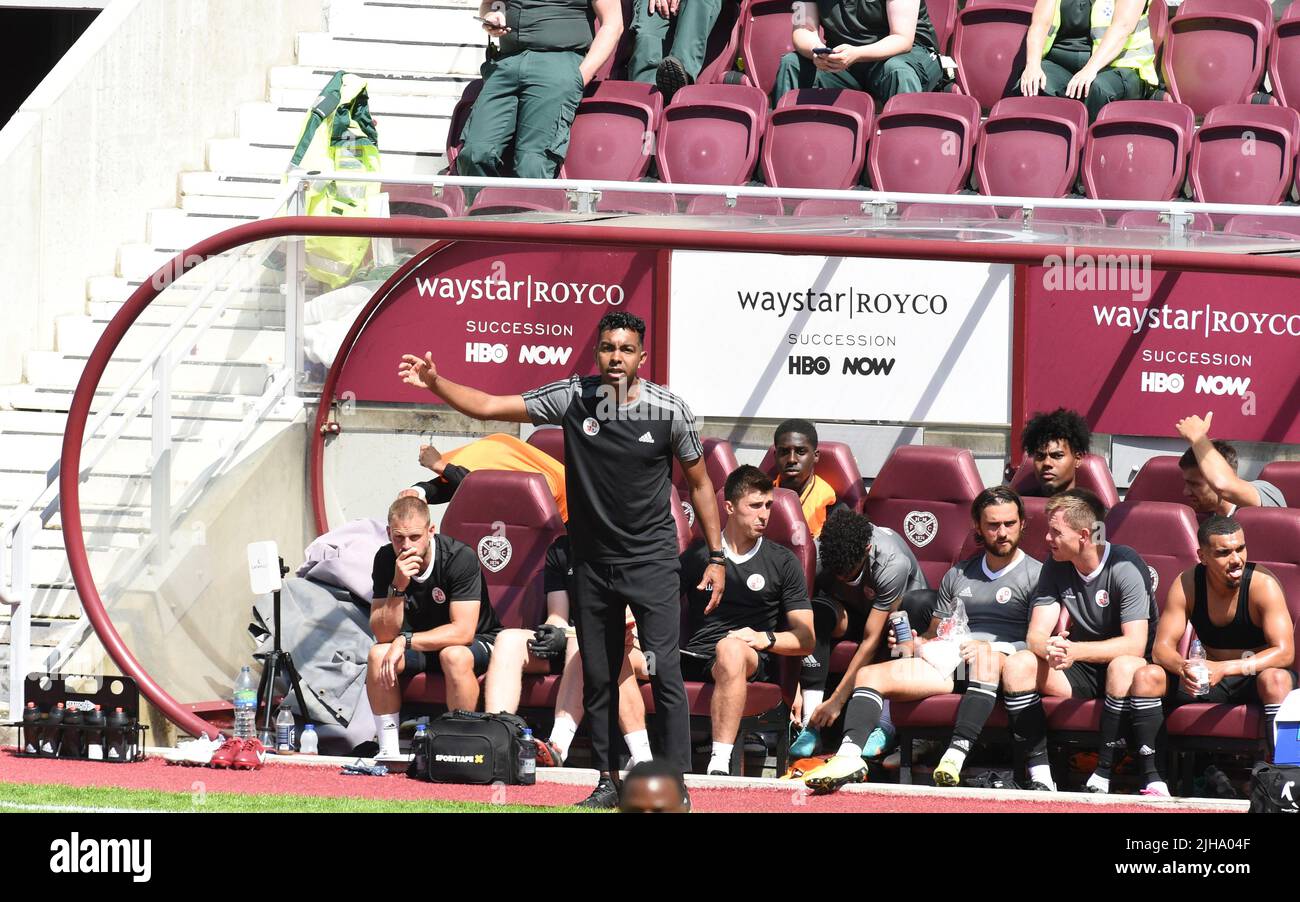 Tynecastle Park, Edinburgh.Scotland UK.16th July 22 Hearts vs Crawley Town. Adatto per la stagione precedente. Crawley Town Manager Kevin Betsy Credit: eric mccowat/Alamy Live News Foto Stock