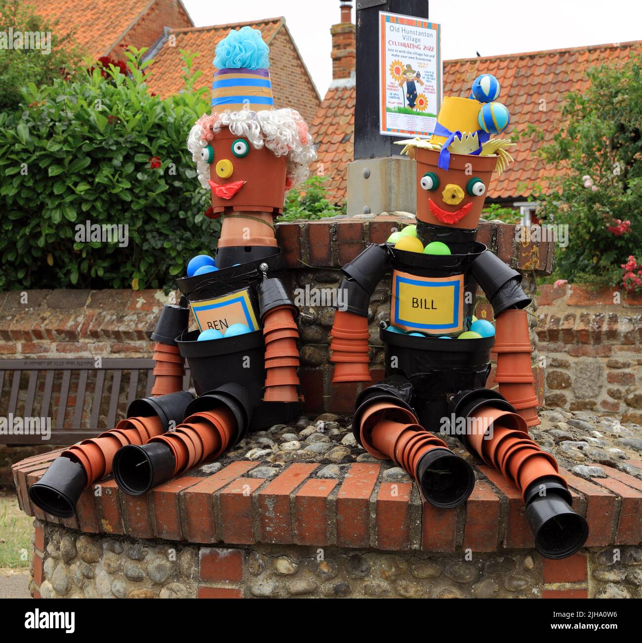 Bill e ben, uomini floerpot, decorazione Festival, modelli, marionette, Old Hunstanton Village , Norfolk, Inghilterra Foto Stock