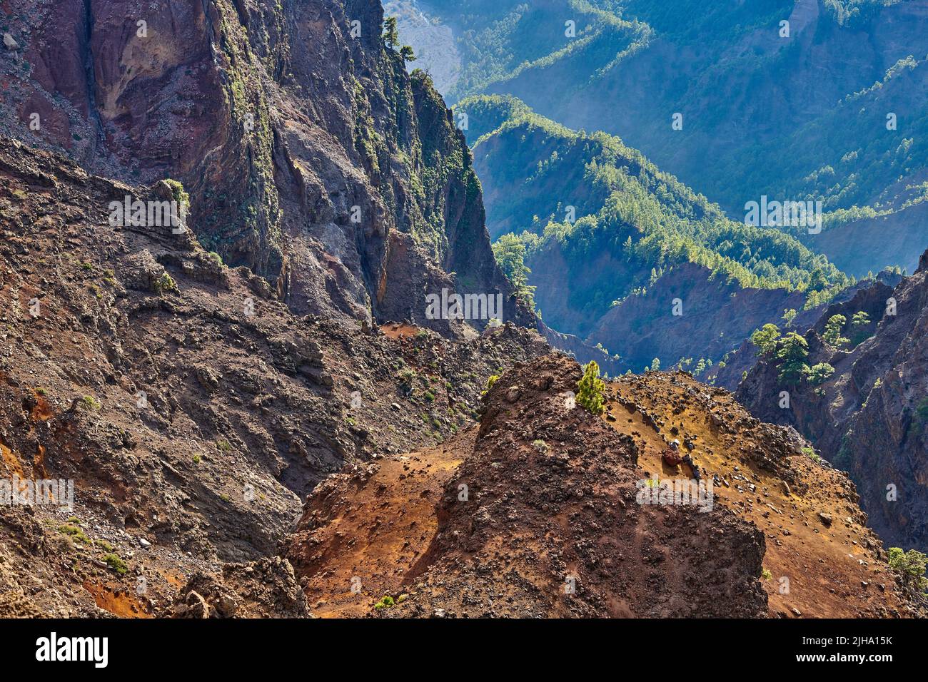 Paesaggio ruvido di sentieri vulcanici e pericolosi ripidi lati. Vista panoramica sulle montagne di Roque de Los Muchachos a la Palma, Isole Canarie Foto Stock
