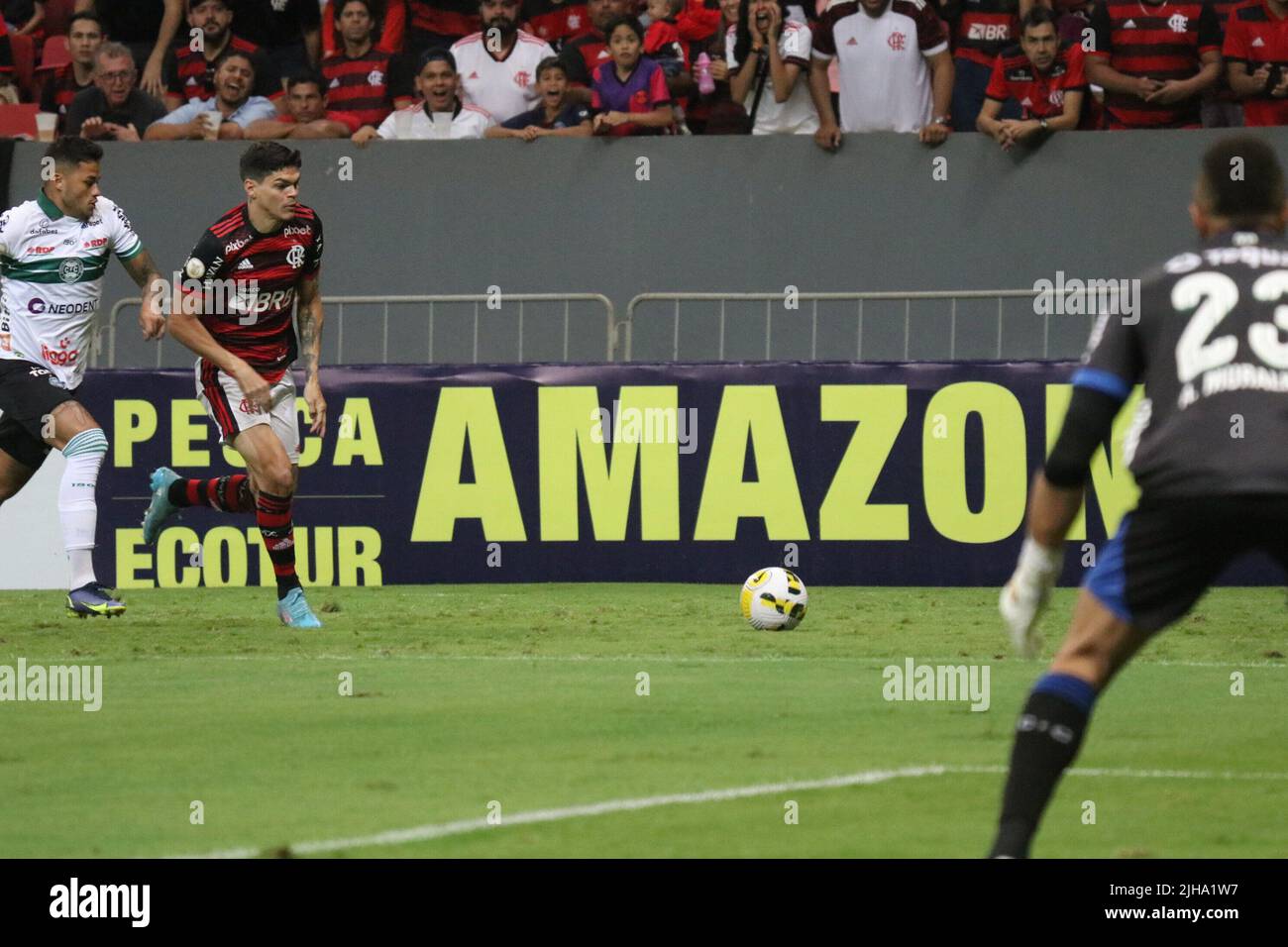 Brasilia, Distrito Federale, Brasile. 16th luglio 2022. Campionato brasiliano di calcio - Flamengo vs Coritiba. 16 luglio 2022, Brasilia, Distretto Federale, Brasile: Partita di calcio tra Flamengo e Coritiba, valida per il round 17th del Campionato Brasiliano di Calcio, che si tiene presso lo stadio Mane Garrincha, a Brasilia, Distretto Federale, sabato sera (16). Flamengo ha vinto la partita 2-0, con gol segnati da Gustavo Henrique e Diego. Credit: Frederico Brasil/Thenews2 (Credit Image: © Frederico Brasil/TheNEWS2 via ZUMA Press Wire) Foto Stock