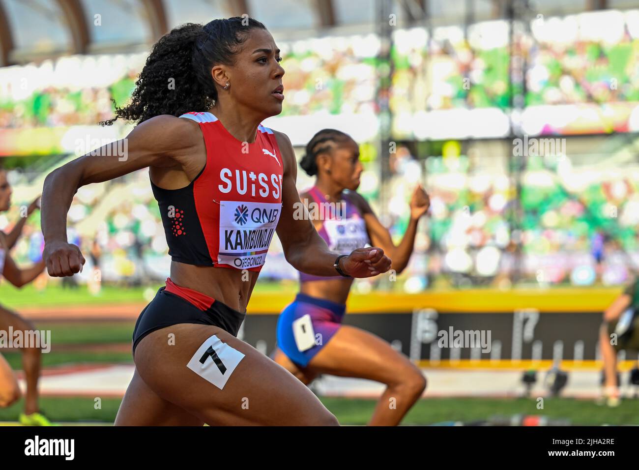 EUGENE, STATI UNITI - LUGLIO 16: Mujinga Kambundji della Svizzera in competizione sui 100 metri delle donne durante i Campionati mondiali di atletica il 16 luglio 2022 ad Eugene, Stati Uniti (Foto di Andy Astfalck/Agenzia BSR) Atletiekunie Foto Stock