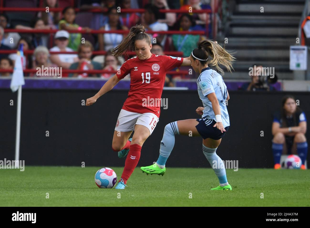 Londra, Regno Unito. 16th luglio 2022. Athenea del Castillo (Spain Women)Janni Thomsen (Denmark Women) durante la partita UEFA Women s Euro England 2022 tra Danimarca 0-1 Spagna al Brentford Community Stadium il 16 2022 luglio a Londra Inghilterra. Credit: Maurizio Borsari/AFLO/Alamy Live News Foto Stock