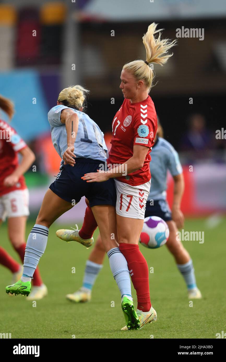 Londra, Regno Unito. 16th luglio 2022. Athenea del Castillo (Spain Women)Rikke Madsen (Denmark Women) durante la partita UEFA Women s Euro England 2022 tra Danimarca 0-1 Spagna al Brentford Community Stadium il 16 2022 luglio a Londra Inghilterra. Credit: Maurizio Borsari/AFLO/Alamy Live News Foto Stock