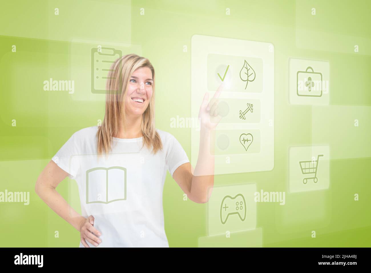 La giovane donna clicca sull'ologramma sano e seleziona l'eco Foto Stock