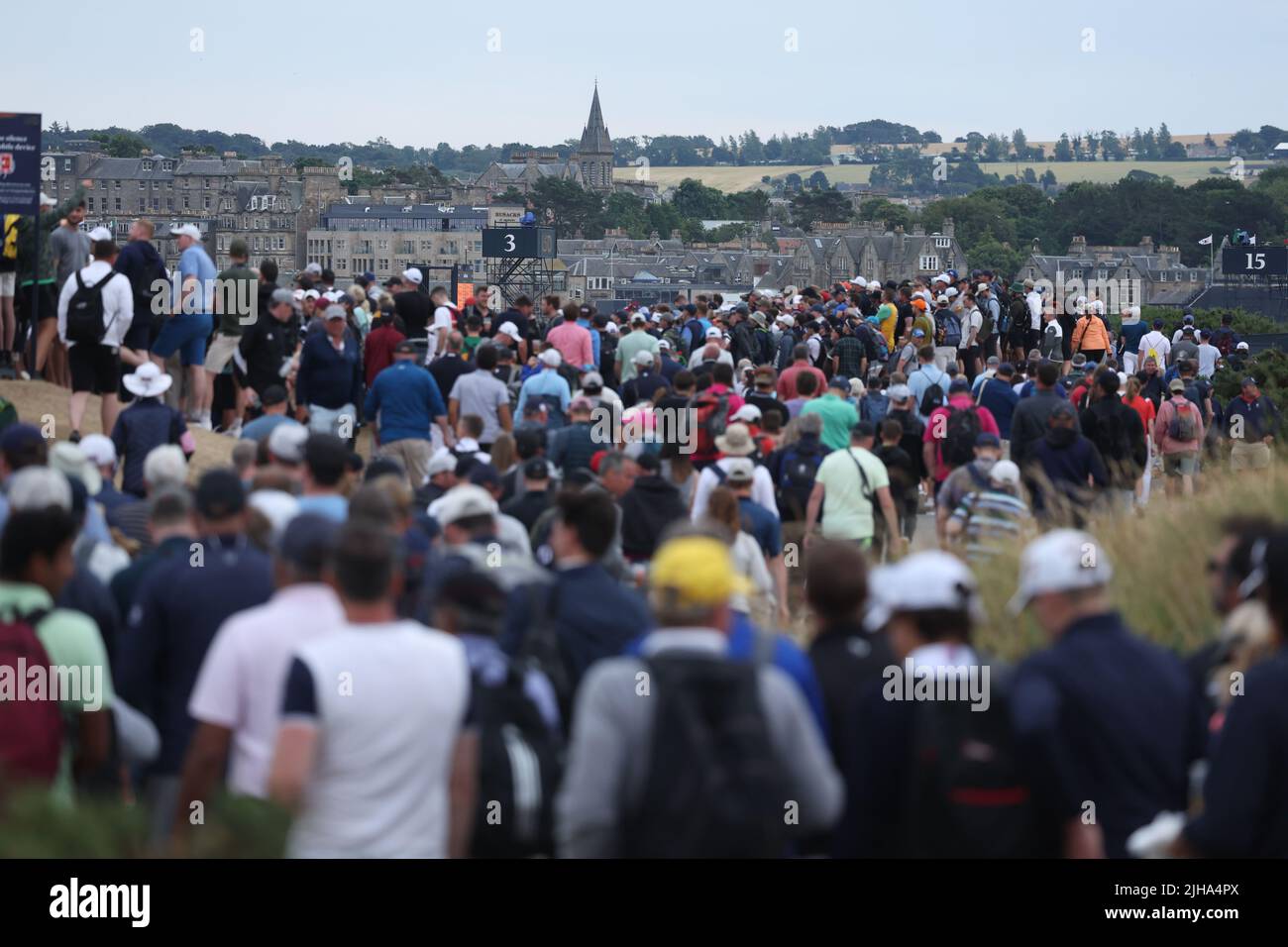 Fife, Scozia, il 16 luglio 2022. Panoramica generale durante il terzo round del British Open Championship 150th al St Andrews Old Course di Fife, Scozia, il 16 luglio 2022. Credit: Koji Aoki/AFLO SPORT/Alamy Live News Foto Stock