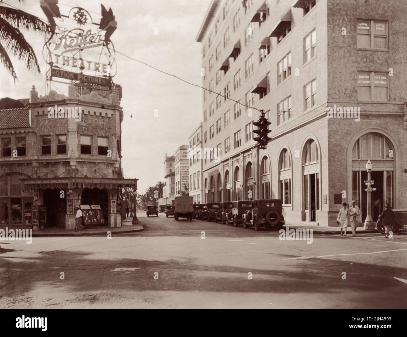 Kettler Theatre e Citizens Bank Building visto a sud lungo Narcissus Avenue dall'angolo di Clematis Street nel centro di West Palm Beach, Florida, nel 1927. (USA) Foto Stock