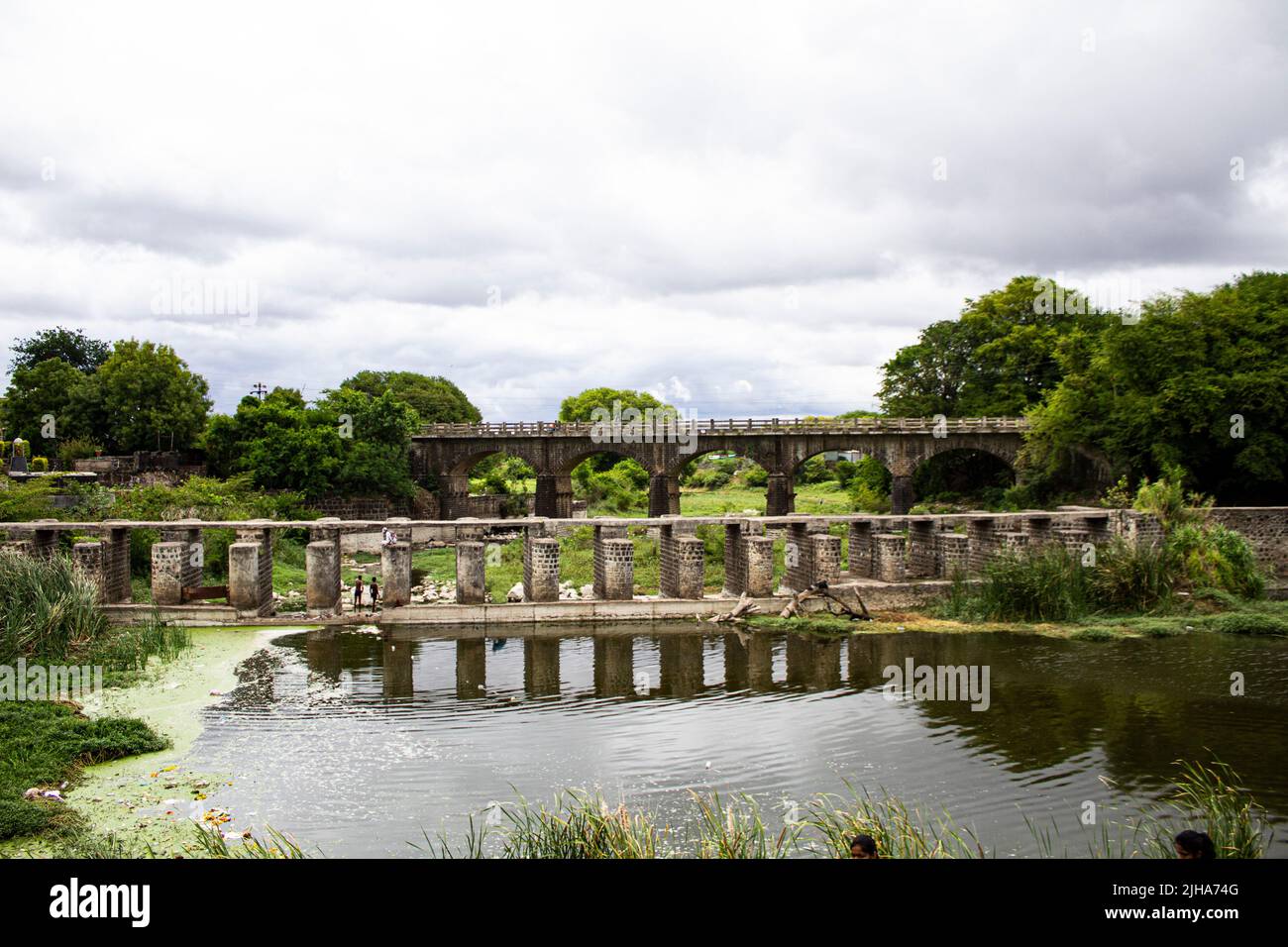 esterno in pietra intagliata, tempio abbandonato, vecchio ponte in pietra Foto Stock