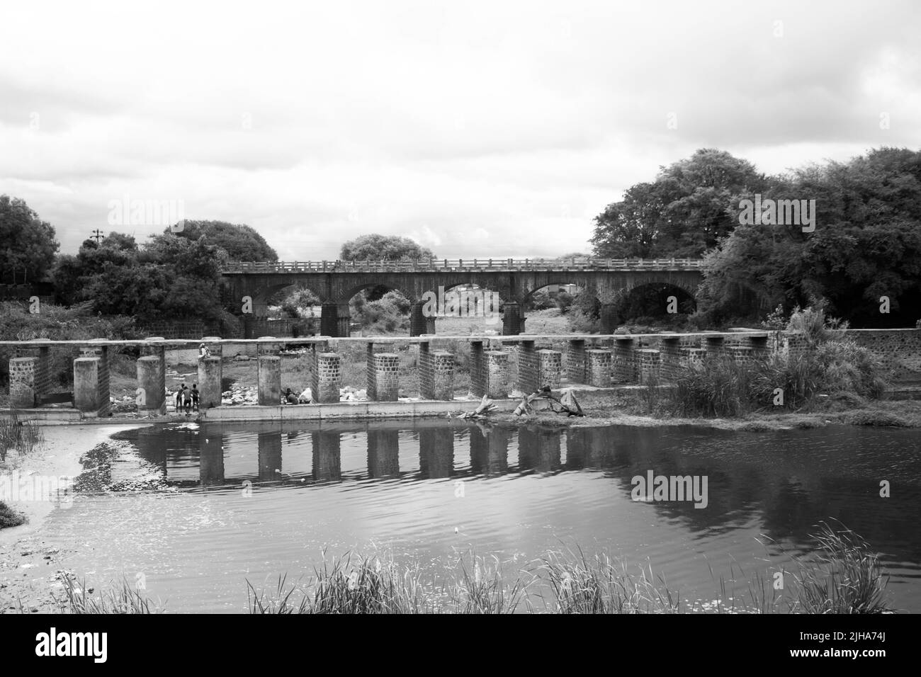 esterno in pietra intagliata, tempio abbandonato, vecchio ponte in pietra Foto Stock