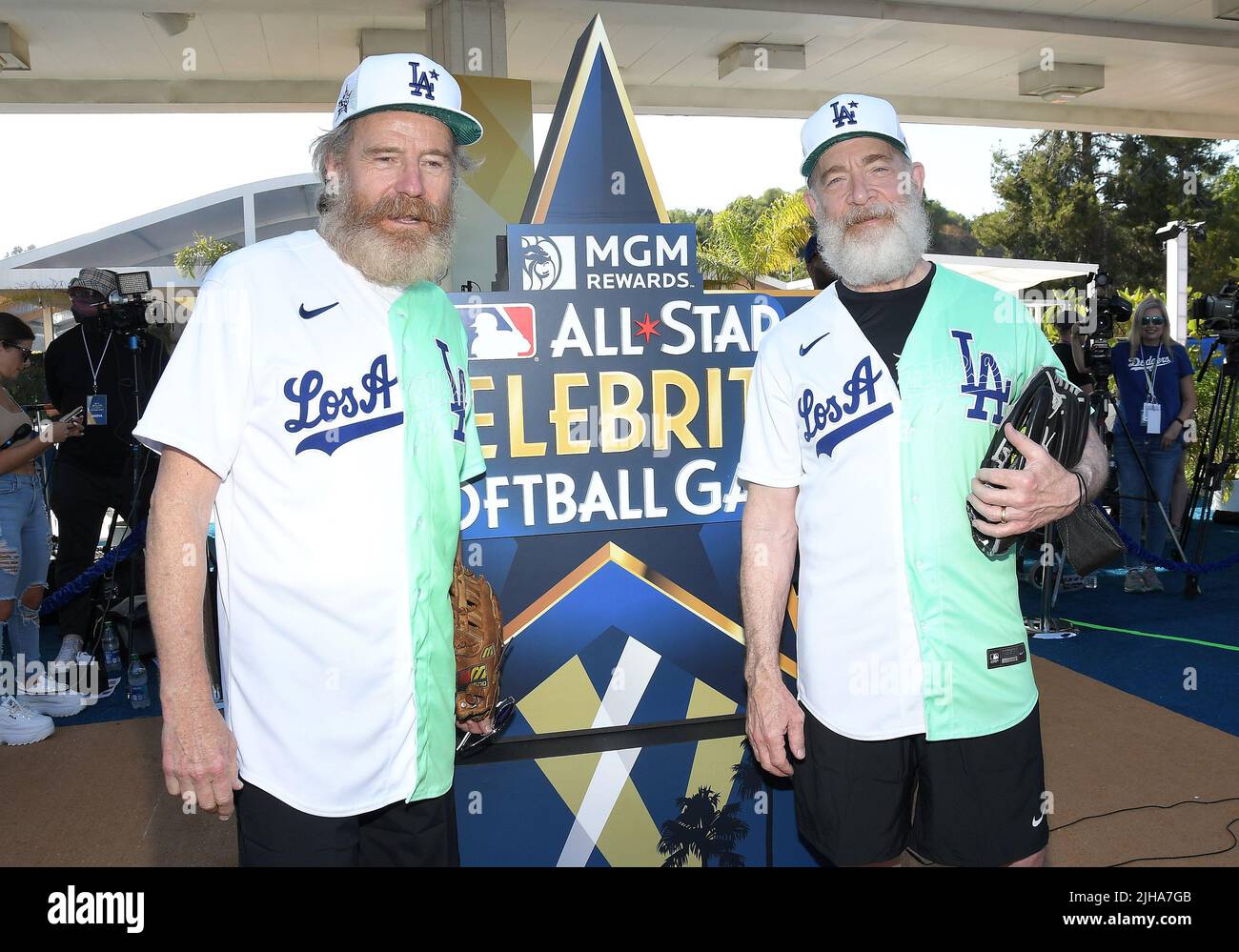 Los Angeles, Stati Uniti. 16th luglio 2022. (L-R) Bryan Cranston e JK Simmons al MLB All-Star Celebrity Softball Game Media Availability 2022 tenuto alla stazione 76 - Dodger Stadium Parking Lot a Los Angeles, CA Sabato, ?16 luglio 2022. (Foto di Sthanlee B. Mirador/Sipa USA) Credit: Sipa USA/Alamy Live News Foto Stock