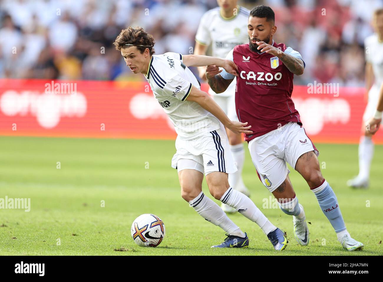 Jack Harrison del Leeds United difende la palla Foto Stock