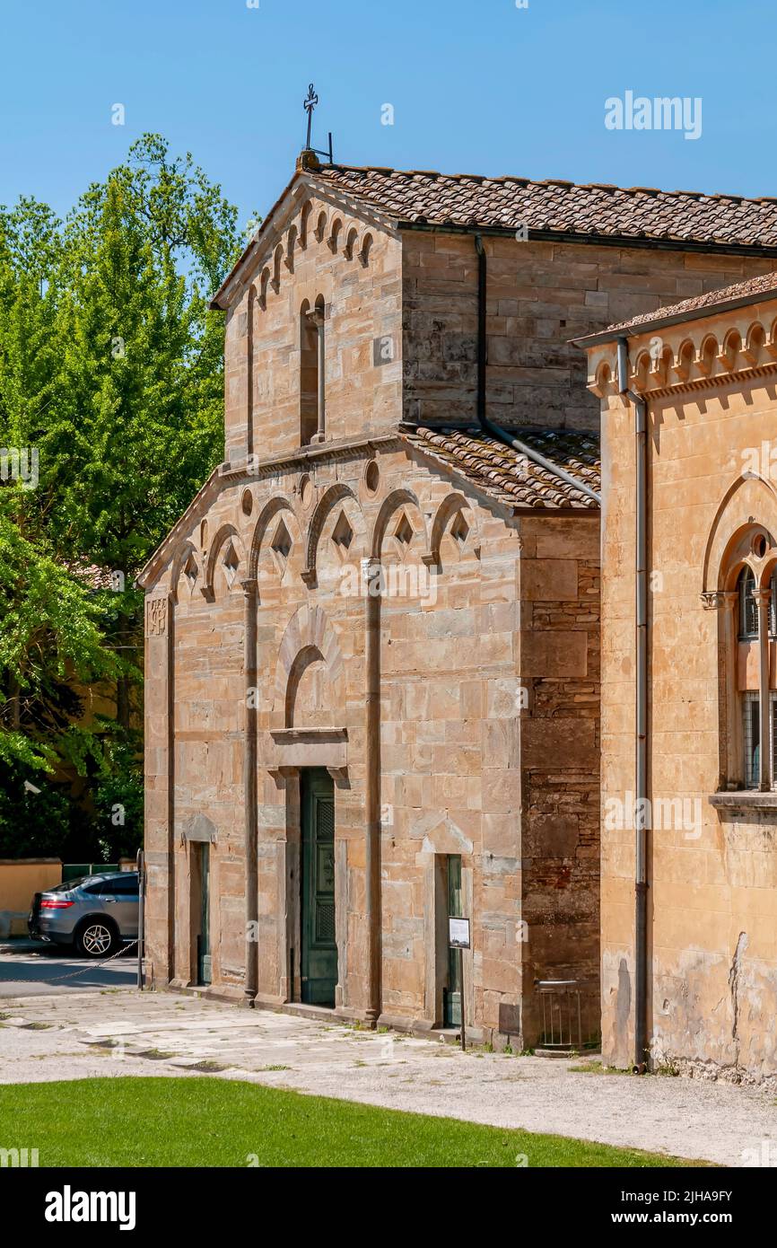La facciata dell'antica Pieve di Santa Maria a Vicopisano, Pisa, Italia Foto Stock