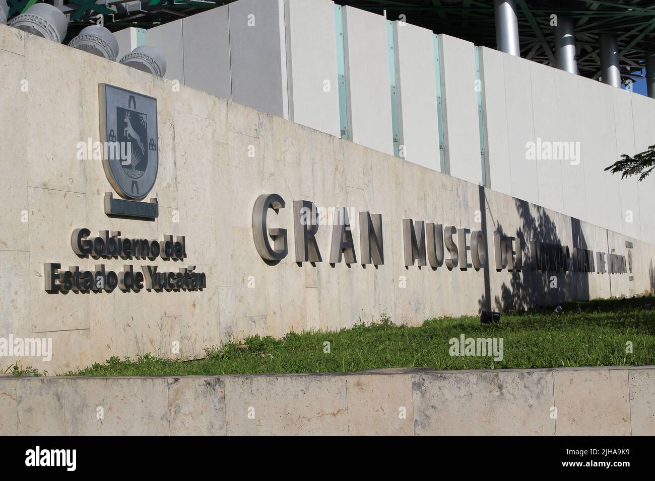 MERIDA, MESSICO - 27 OTTOBRE 2016 Gran Museo del Mundo Maya cartello d'ingresso frontale Foto Stock