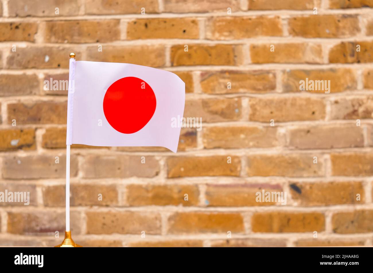 Primo piano della bandiera nazionale del Giappone cerchio rosso rotondo su sfondo bianco Foto Stock