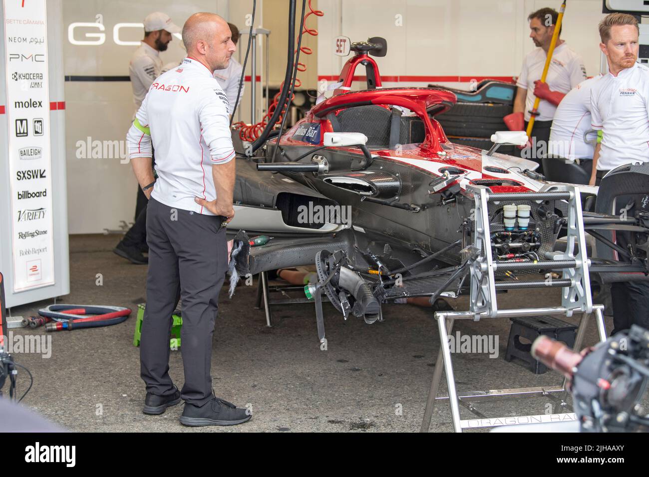 NEW YORK, NY - LUGLIO 16: I tecnici lavorano su un'auto in pit lane durante il Campionato ABB FIA Formula e, New York City e-Prix Season 8 Round 11, il 16 luglio 2022 nel quartiere di Brooklyn a New York. Credit: Ron Adar/Alamy Live News Foto Stock