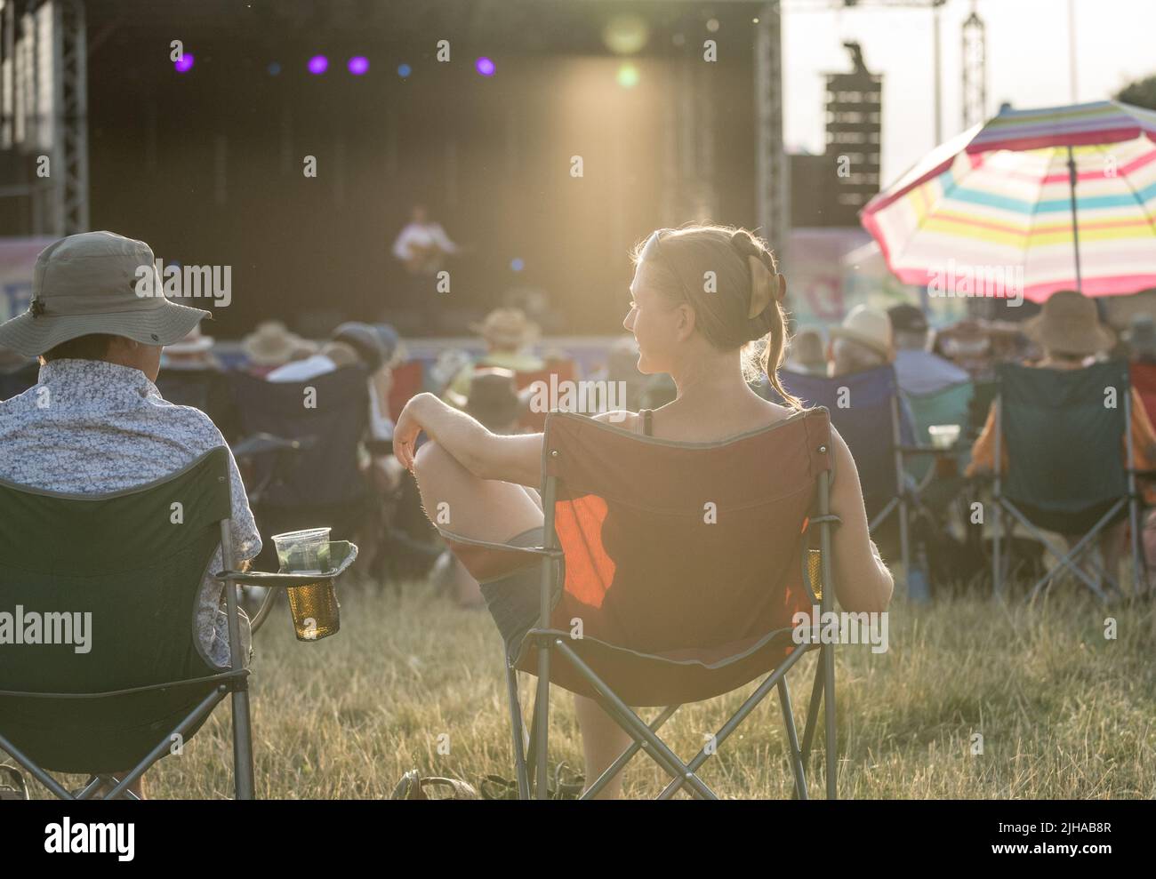 Meteo Regno Unito. Kirklington, Nottinghamshire, Regno Unito. 16th luglio 2022. Il clima caldo e soleggiato è il benvenuto per gli amanti della musica al 15th. Porta a Southwell, International Roots and Acoustic Music Festival nel piccolo villaggio di Nottinghamshire di Kirklington . Oltre 40 artisti si esibiranno in oltre 4 giorni attirando alcuni dei più grandi nomi della scena musicale Roots e acustica, nonché talenti locali. Credit: Alan Beastall/Alamy Live News Foto Stock