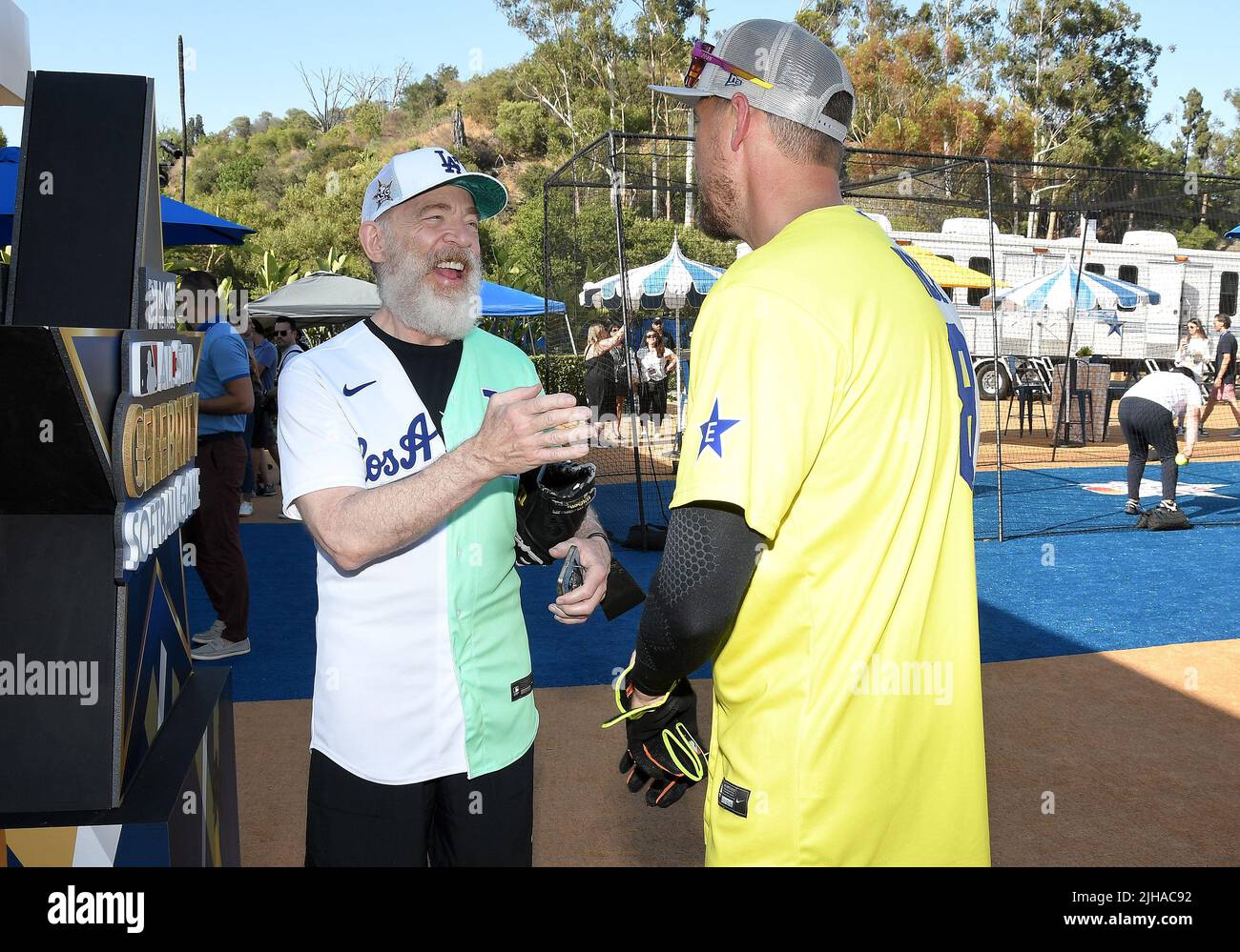 Los Angeles, Stati Uniti. 16th luglio 2022. (L-R) Hunter Pence e JK Simmons alla MLB All-Star Celebrity Softball Game Media Availability 2022 tenuto alla stazione 76 - Dodger Stadium Parking Lot a Los Angeles, CA Sabato, ?16 luglio 2022. (Foto di Sthanlee B. Mirador/Sipa USA) Credit: Sipa USA/Alamy Live News Foto Stock